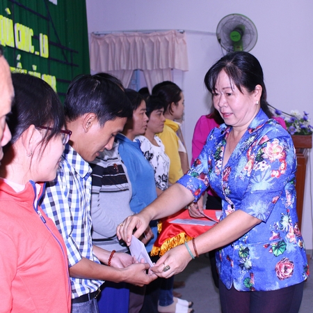 Phó Chủ tịch Thường trực Liên đoàn Lao động tỉnh- Lê Thị Hồng Đào trao quà tết cho công nhân lao động