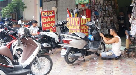 Dịch vụ “thay áo mới” cho xe phải tăng giờ- làm cả ban đêm để kịp giao xe cho khách.