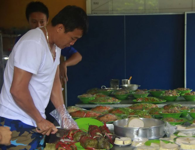  Sau những giờ tuần tra, huấn luyện, những người lính lại trở thành những người nội trợ khéo léo, người nuôi quân giỏi.