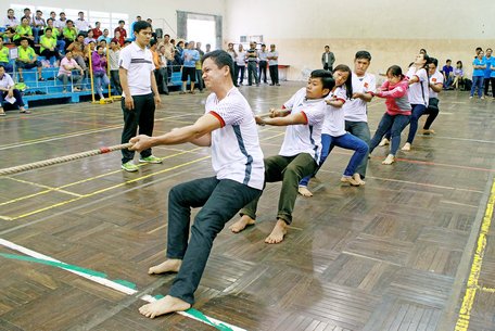 Thi đấu môn kéo co tại hội thao.