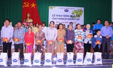 Ông Phan Văn Thành- Phó Chủ tịch LĐLĐ tỉnh trao quà tết cho các khách hàng