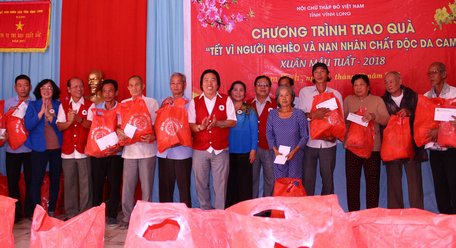 Phó Bí thư Thường trực Tỉnh ủy, Chủ tịch HĐND tỉnh- Trương Văn Sáu (thứ 3 từ trái sang) cùng chụp ảnh với bà con