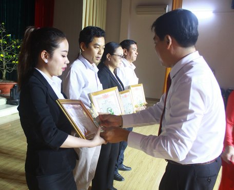 UBND tỉnh, UBND TP Vĩnh Long tặng bằng khen cho các tập thể và cá nhân có nhiều đóng góp cho sự phát triển của thành phố.