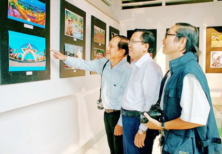 Tham quan phòng triển lãm tranh, ảnh nghệ thuật mừng Đảng, mừng Xuân 2018.