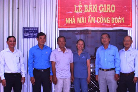 Lãnh đạo Liên đoàn Lao động tỉnh trao 
