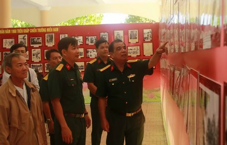 Đại biểu xem ảnh tư liệu về cuộc Tổng tiến công và nổi dậy Xuân Mậu Thân 1968