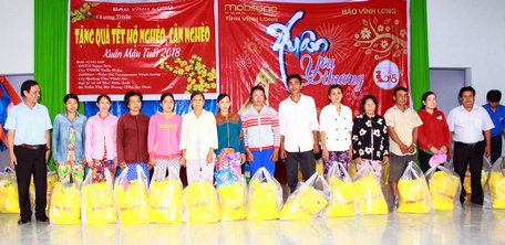  Các phần quà góp phần giúp gia đình hộ nghèo, cận nghèo ăn tết vui hơn.