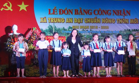 Bà Lê Hồng Đào- Phó Chủ tịch UBMTTQ Việt Nam tỉnh Vĩnh Long trao học bổng trị giá 10 triệu đồng trích từ Quỹ “Vì người nghèo” cho học sinh vượt khó hiếu học.