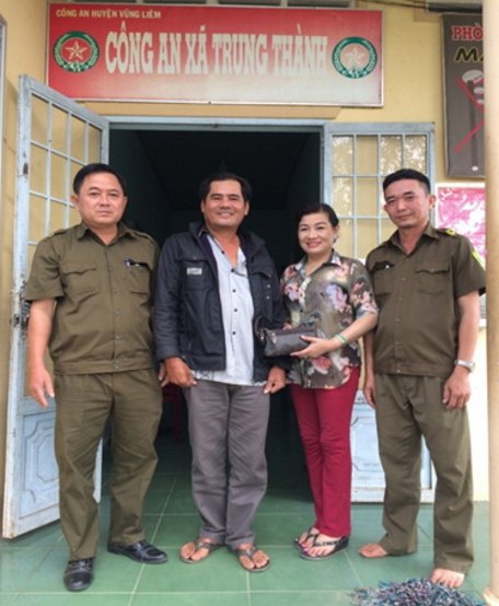 Anh Nguyễn Văn Tiếng (người đứng thứ hai từ trái sang).