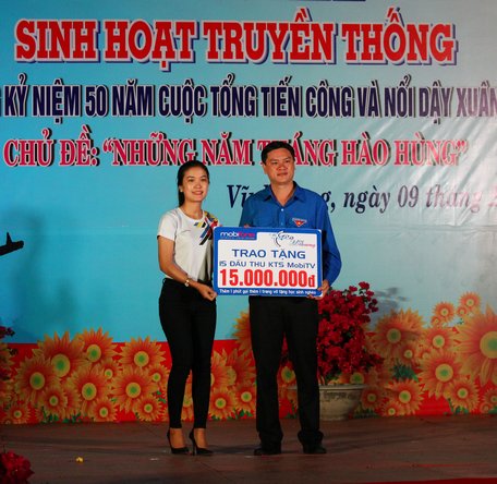 Dịp này, Mobifone Vĩnh Long trao 15 đầu thu kỹ thuật số mặt đất cho các hộ gia đình ở Vũng Liêm nhân dịp lễ ra quân Tháng Thanh niên 2018.