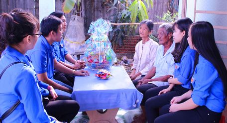 ĐVTN thăm và tặng quà cho gia đình người già neo đơn