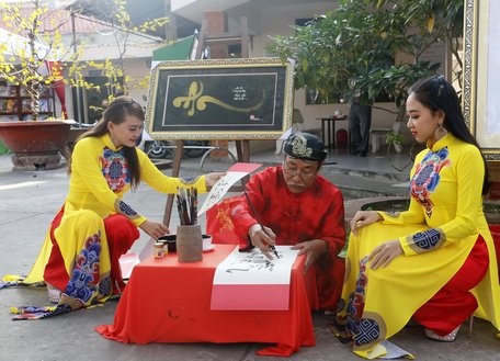 Tết về, nhiều người rủ nhau đi xin chữ cầu lộc, cầu tài, cầu may mắn.