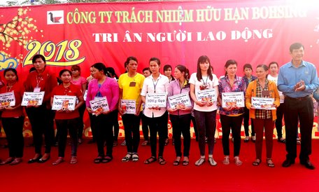 Ông Huỳnh Bá Long- Chủ tịch Liên đoàn Lao động tỉnh đến dự và trao quà cho công nhân lao động.