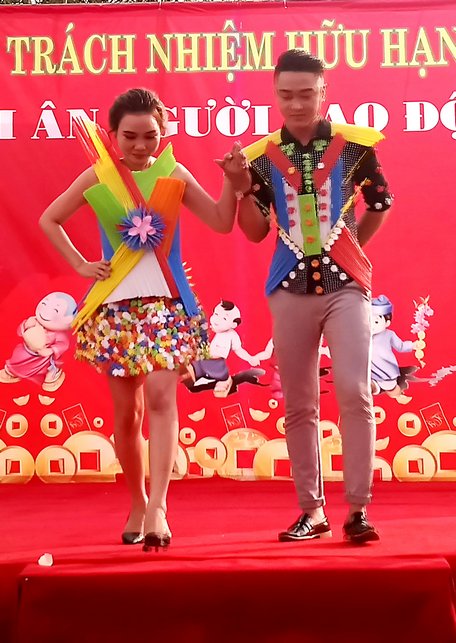  Công nhân lao động biểu diễn thời trang bằng những vật dụng sáng tạo: bao nylon, lon bia, ống nhựa, cỏ lao….