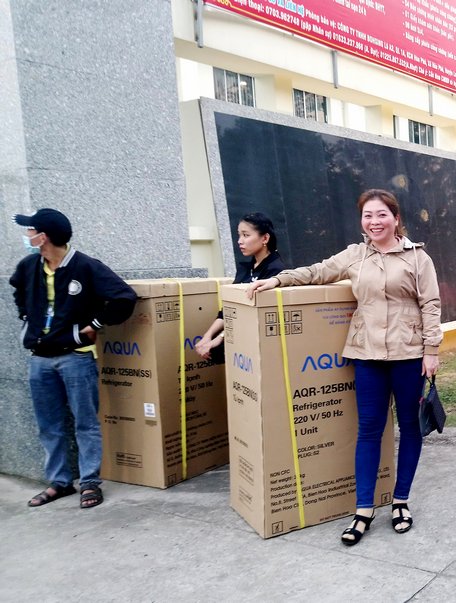  Công nhân vui vẻ ra về với những phần quà bốc thăm trúng thưởng giá trị.