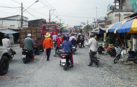 Giao thông ùn ứ qua cầu Ngã Tư do đơn vị phân luồng phục vụ thi công đường