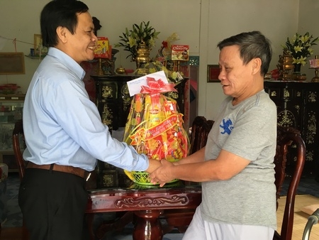 Tổng Biên tập Báo Vĩnh Long- Phạm Hoàng Khải chúc tết và tặng quà gia đình nhà báo liệt sĩ Huỳnh Văn Hữu (xã Mỹ Thạnh Trung- Tam Bình).