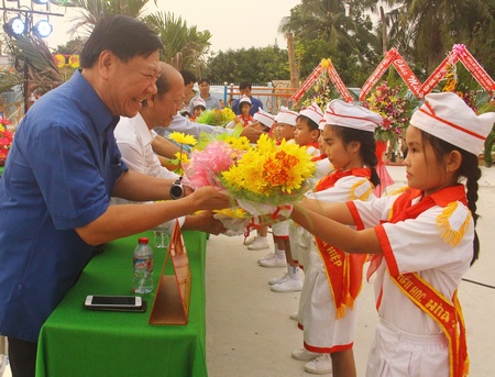 Thiếu nhi dâng hoa tặng các đại biểu.