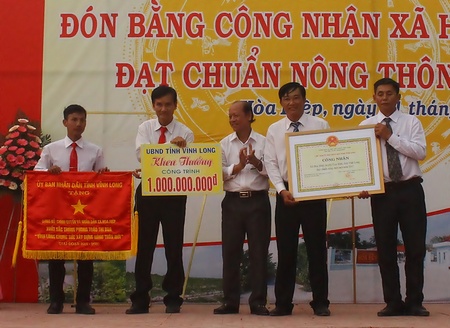 Ông Trương Văn Sáu- Phó Bí thư Thường trực Tỉnh ủy, Chủ tịch HĐND tỉnh trao cờ thi đua và khen thưởng công trình phúc lợi trị giá 1 tỷ đồng cho xã Hòa Hiệp.