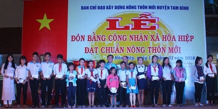 Dịp này, Phó Chủ tịch UBND tỉnh- Trần Hoàng Tựu vận động tặng 20 suất học bổng (1triệu đồng/suất) cho học sinh vượt khó (Trong ảnh: Phó Bí thư Thường trực Tỉnh ủy- Trương Văn Sáu và Phó Chủ tịch UBND tỉnh- Trần Hoàng Tựu trao học bổng cho các em ). 