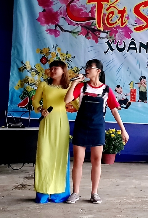 Văn nghệ tại buổi họp mặt