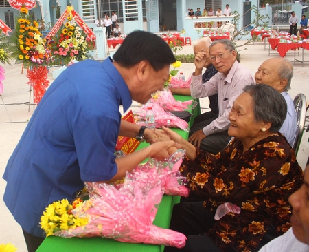 Bí thư Tỉnh ủy- Trần Văn Rón tặng quà cho Mẹ Việt Nam anh hùng Trương Thị Huỳnh (ấp Hòa Phong, xã Hòa Hiệp- Tam Bình).