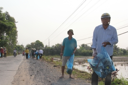 Xã Đông Thạnh ra quân làm vệ sinh môi trường đường nông thôn.