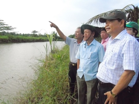 Phó Bí thư Thường trực Tỉnh ủy, Chủ tịch HĐND tỉnh- Trương Văn Sáu khảo sát tình hình phát triển kinh tế- xã hội tại huyện Vũng Liêm. Ảnh Hải Yến