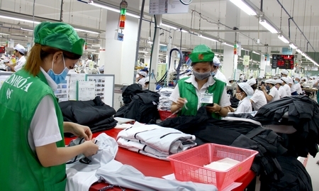 Chủ trương và hành động của Chính phủ đã và đang tạo ra làn gió mới cho phát triển doanh nghiệp. Trong ảnh: Sản xuất hàng xuất khẩu tại Công ty CP May Vĩnh Tiến.