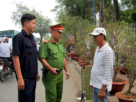 Tổ tuần tra bảo vệ an ninh trật tự các khu chợ tết.