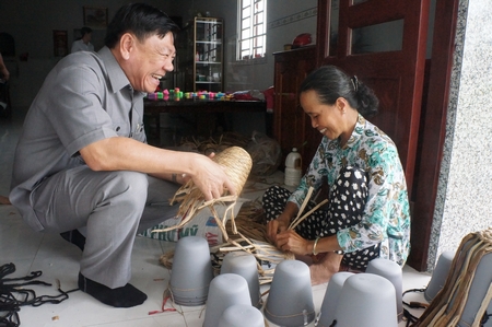 Đồng chí Trần Văn Rón - Ủy viên BCH Trung ương Đảng, Bí thư Tỉnh ủy Vĩnh Long thăm hỏi gia đình chị Hồ Thị Đúng (xã Đông Thạnh- TX Bình Minh).