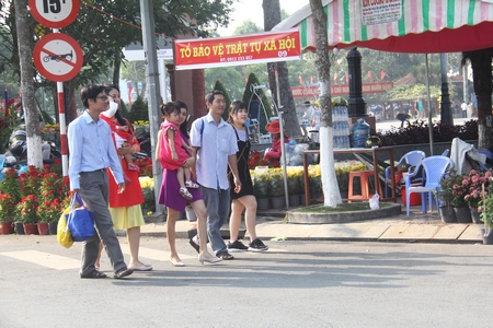 Gia đình vi vu tết.