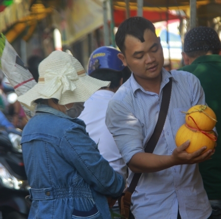 Dưa hình hồ lô được bán khá nhiều tại chợ Vĩnh Long.