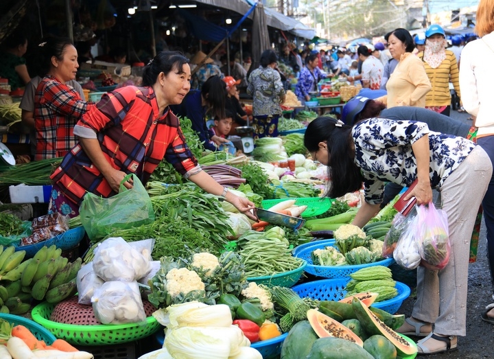 Rau củ các loại tăng không đáng kể. Riêng khổ qua, dưa leo, cà chua tăng giá gấp đôi.