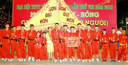 Đội Sơn Đại Môn (Long Hồ) đã giành HCV với nội dung Múa Rồng