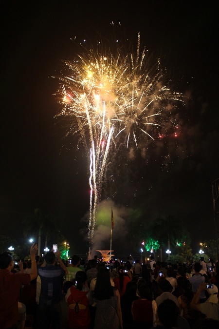 Màn bán pháo hoa lung linh, đặc sắc.