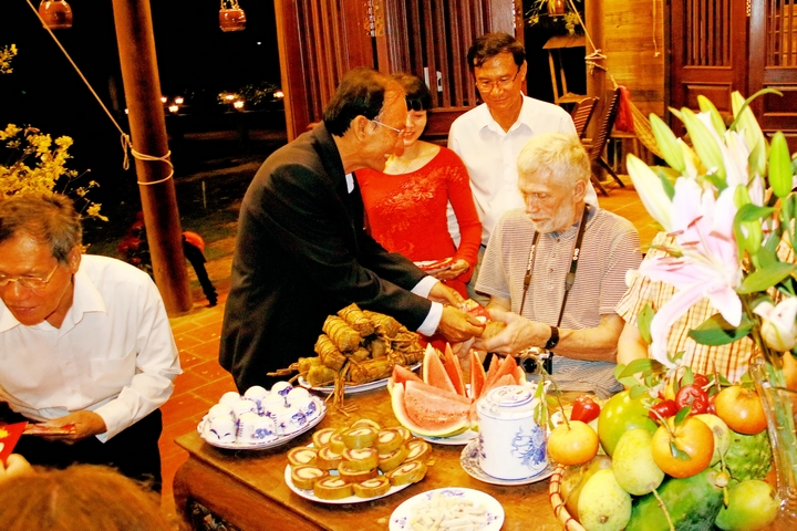 Ông Nguyễn Thanh An- Phó Giám đốc Sở Văn hóa, Thể  thao- Du lịch tỉnh chúc tết và gửi tặng bao lì xì cho đoàn khách du lịch  Đan Mạch.