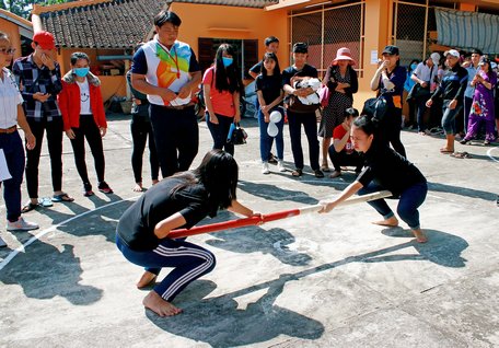 Thi đấu môn đẩy gậy khá quyết liệt.