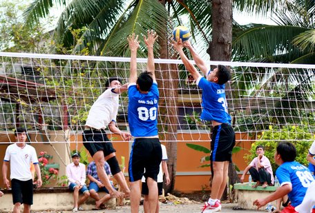Thi đấu môn bóng chuyền với 8 đội bóng tranh tài.