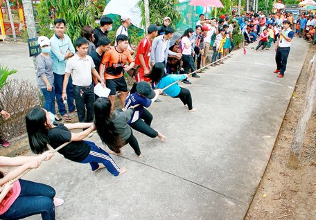  VĐV tranh tài môn kéo co đầy kịch tính.    