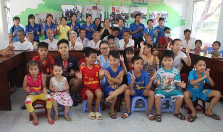 Dịp tết đến xuân về, nhiều đoàn đến thăm, tặng quà tết và cùng hát ca với các cụ già, em nhỏ tại Trung tâm Công tác xã hội.
