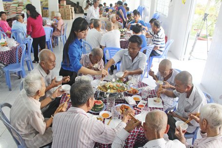 Bữa ăn ấm ngày tết.