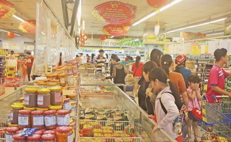 Khách đến tham quan mua sắm tại siêu thị Co.op Mart