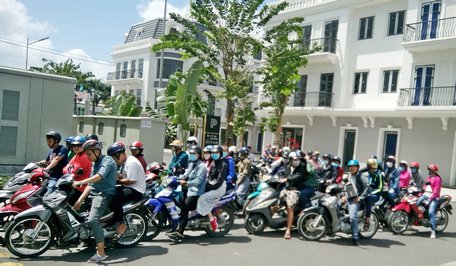  Khá đông bạn trẻ chờ gửi xe bên ngoài siêu thị Vincom dù đang giờ trưa.