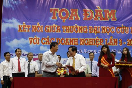 Hội Doanh nhân trẻ Vĩnh Long và Trường ĐH Cửu Long ký kết văn bản thỏa thuận xây dựng mẫu hình hợp tác, trong đó có mục tiêu giúp sinh viên tiếp cận hoạt động doanh nghiệp, hỗ trợ ươm mầm ý tưởng sáng tạo và khởi nghiệp. Ảnh: CAO HUYỀN