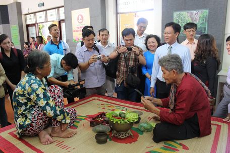 Tại Triển lãm trưng bày tục ăn trầu ở Bảo tàng tỉnh Vĩnh Long.