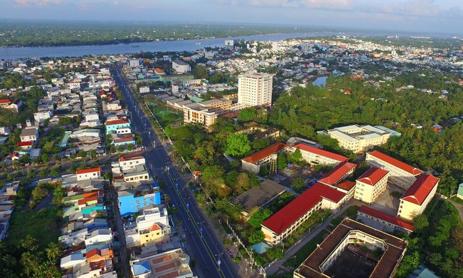 Đường Nguyễn Huệ  nhìn từ  Trường  CĐ Sư phạm và  ĐH Sư phạm kỹ thuật Vĩnh Long  