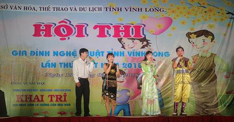 Tiết mục ca cổ “Vũng Liêm mùa xuân” của gia đình anh Nguyễn Văn Trạch (huyện Vũng Liêm). 