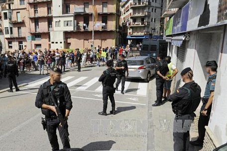 Cảnh sát Tây Ban Nha truy lùng các nghi phạm vụ tấn công bằng xe tải tại thị trấn Ripoll, Catalonia hồi tháng 8/2017. Ảnh: EPA/TTXVN