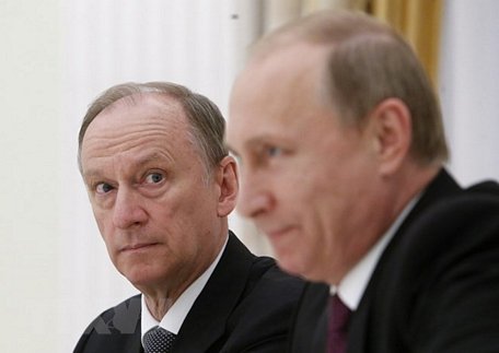 Thư ký Hội đồng An ninh quốc gia Nga Nikolai Patrushev (trái) và Tổng thống Nga Vladimir Putin. (Nguồn: AFP/TTXVN)